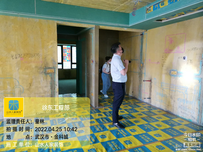山水人家裝飾領(lǐng)導到金科城小區(qū)工地巡檢